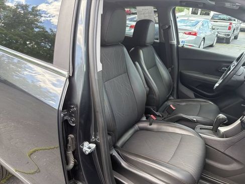 Certified 2018 Chevrolet Trax LT w/ Sun & Sound Package FWD image 17