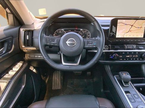 Used 2023 Nissan Pathfinder Platinum w/ Black Appearance Package AWD/4WD image 8