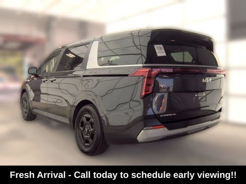 Used 2025 Kia Carnival FWD image 4