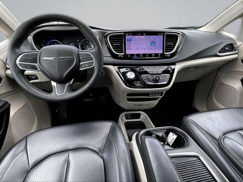 Used 2023 Chrysler Pacifica Touring-L FWD image 9