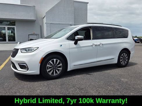 Used 2023 Chrysler Pacifica Limited FWD image 3