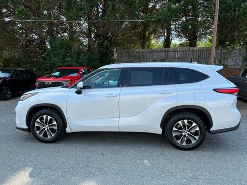 Used 2022 Toyota Highlander XLE FWD image 7