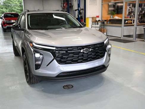 New 2026 Chevrolet Trax LT w/ Sunroof Package FWD image 3