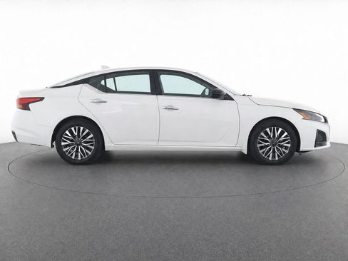 Used 2025 Nissan Altima 2.5 SV FWD image 8
