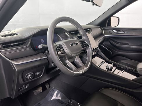 Used 2023 Jeep Grand Cherokee Overland w/ Luxury Tech Group IV AWD/4WD image 9