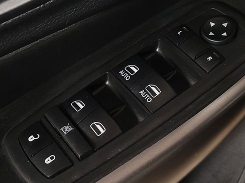 Used 2019 Jeep Cherokee Limited w/ Technology Group FWD image 27