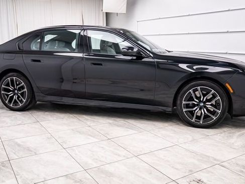 Used 2023 BMW 760i xDrive image 2