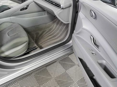 Used 2025 Hyundai Elantra SE FWD image 22