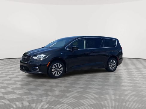 Used 2024 Chrysler Pacifica Limited FWD image 4