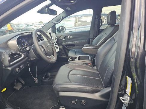 Used 2025 Chrysler Pacifica Select FWD image 4