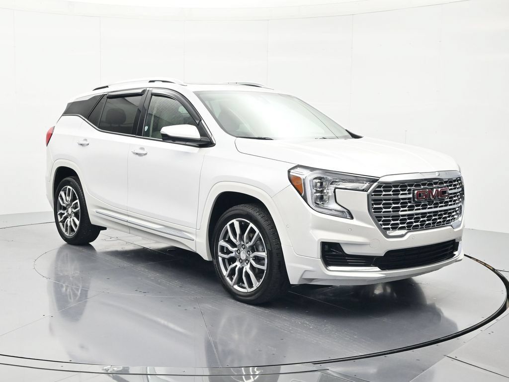 Used 2024 GMC Terrain Denali w/ Denali Premium Package AWD/4WD image 3