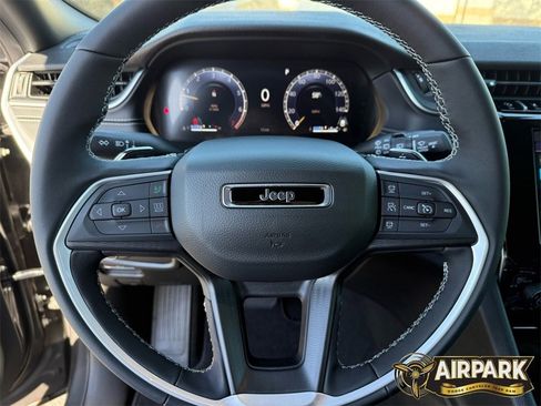 New 2025 Jeep Grand Cherokee Altitude image 18