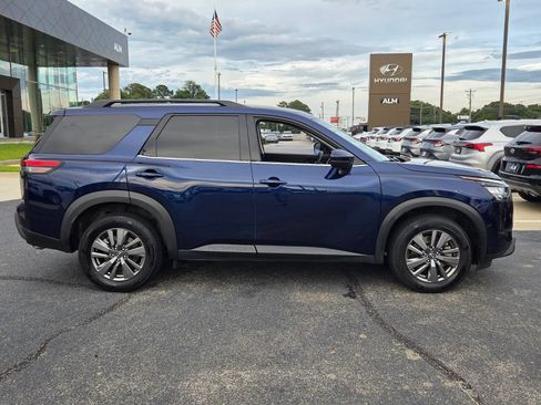 Used 2025 Nissan Pathfinder SV FWD image 14