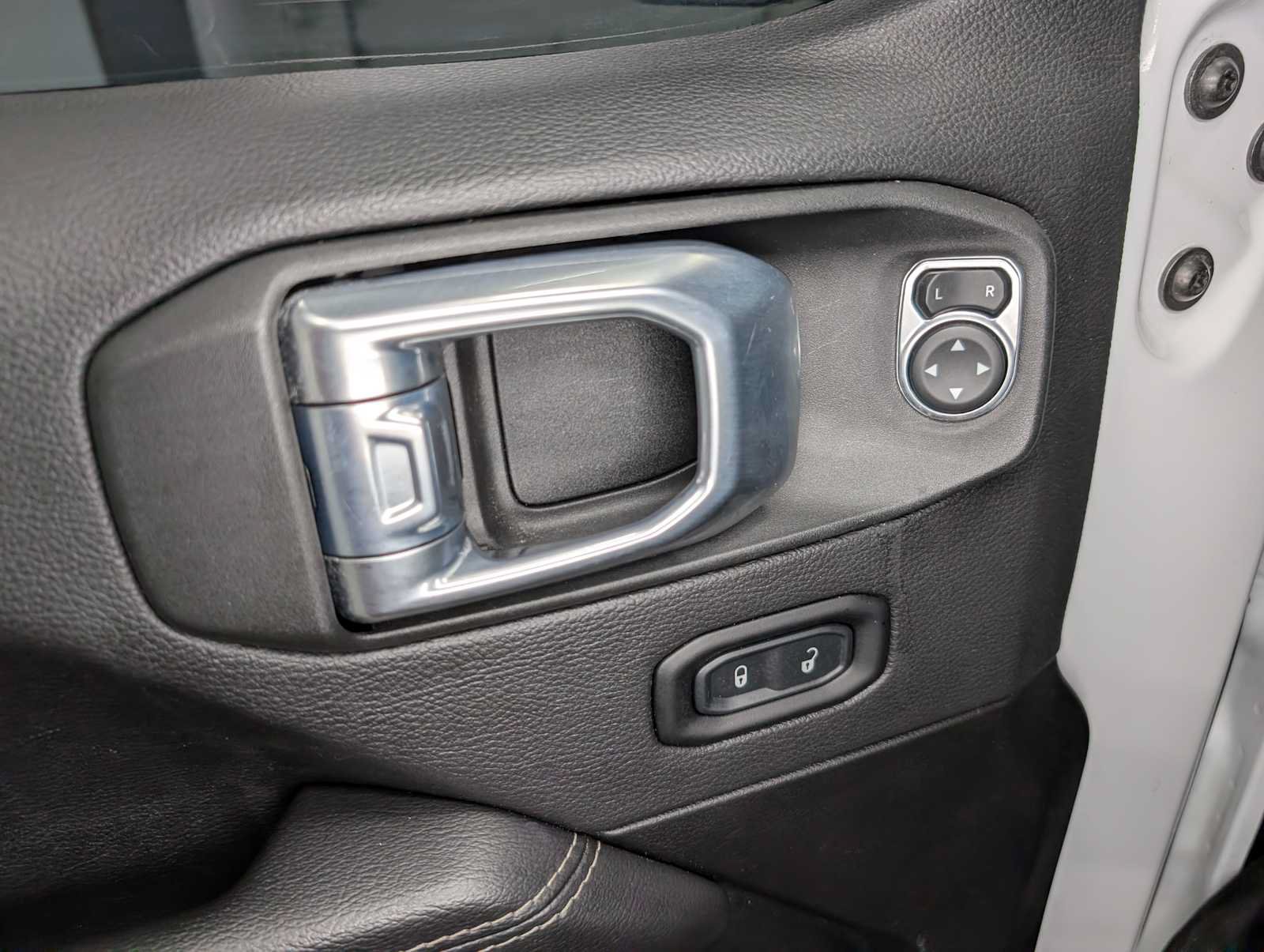 Used 2022 Jeep Wrangler Unlimited Sahara AWD/4WD image 38