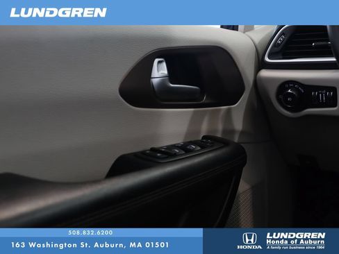 Used 2018 Chrysler Pacifica Touring-L FWD image 28