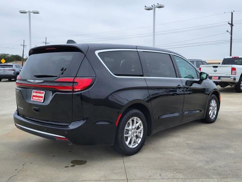 Used 2025 Chrysler Pacifica Select image 5