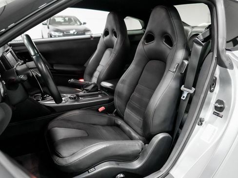 Used 2020 Nissan GT-R Premium image 10