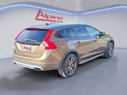 Used 2018 Volvo V60 T5 Cross Country image 5