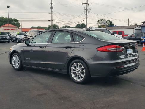 Used 2019 Ford Fusion SE FWD image 3