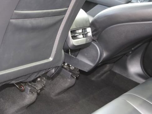 Used 2024 Tesla Model Y Long Range image 31