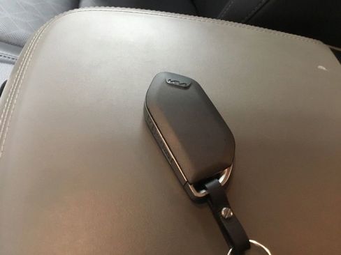 Used 2025 Kia Carnival FWD image 10