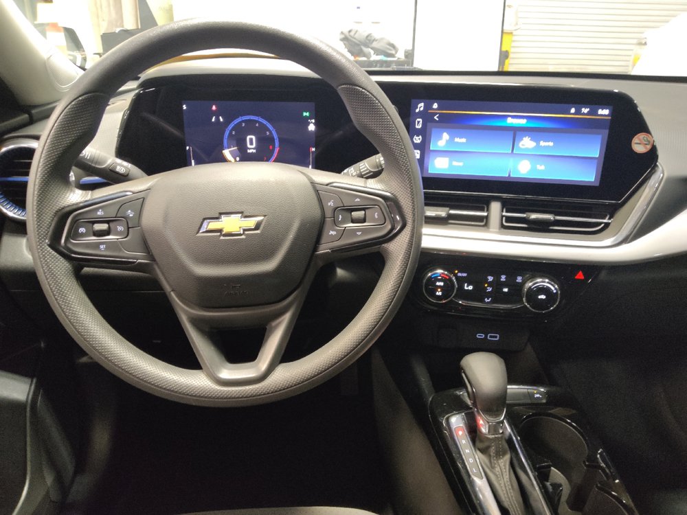 Used 2025 Chevrolet Trax LT FWD image 22