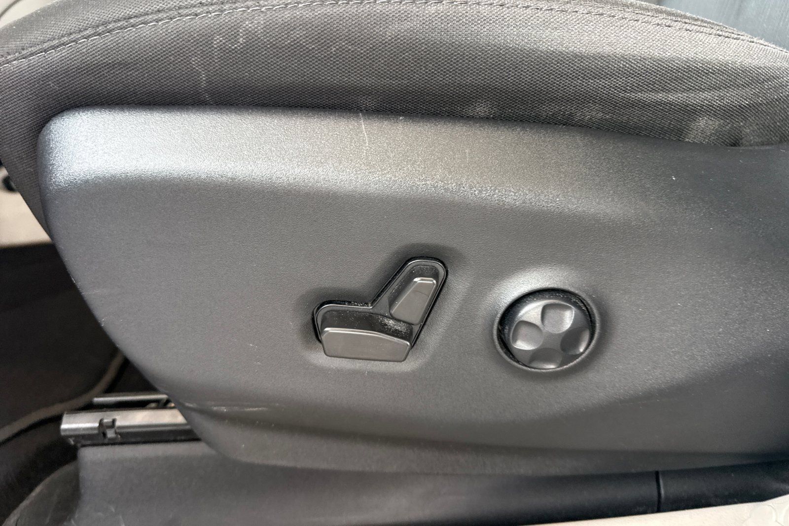 Used 2022 Chrysler Voyager LX FWD image 19