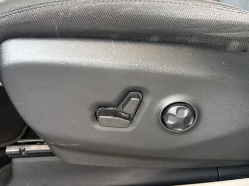 Used 2022 Chrysler Voyager LX FWD image 19
