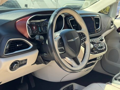 Used 2017 Chrysler Pacifica Limited w/ UConnect Theater Package FWD image 17