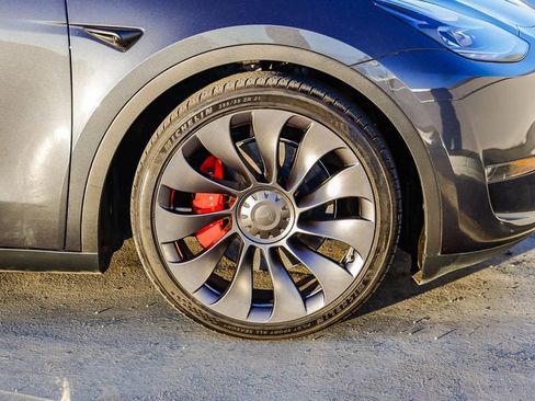 Used 2024 Tesla Model Y Performance image 11