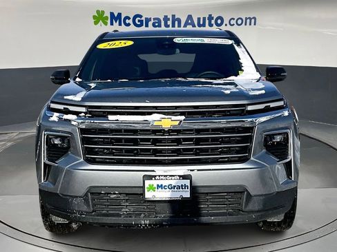 Used 2025 Chevrolet Traverse LT image 2