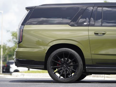 Used 2025 Cadillac Escalade ESV V AWD/4WD image 5