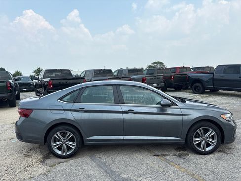 Used 2024 Volkswagen Jetta SE FWD image 4