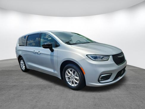 Used 2024 Chrysler Pacifica Touring-L FWD image 25