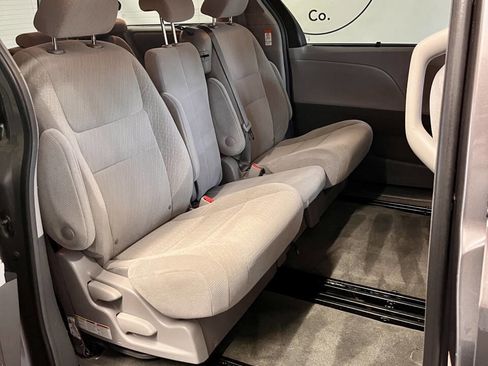 Used 2018 Toyota Sienna LE image 22
