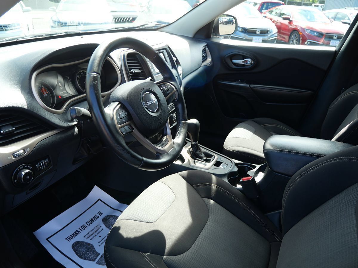 Used 2016 Jeep Cherokee Latitude FWD image 9