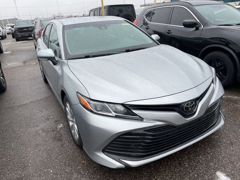Used 2018 Toyota Camry LE image 18