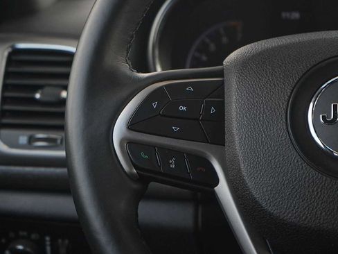 Used 2018 Jeep Grand Cherokee Altitude AWD/4WD image 17