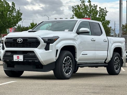 Used 2025 Toyota Tacoma TRD Sport w/ TRD Sport Upgrade Package image 8