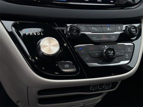 Used 2024 Chrysler Pacifica Touring-L image 27