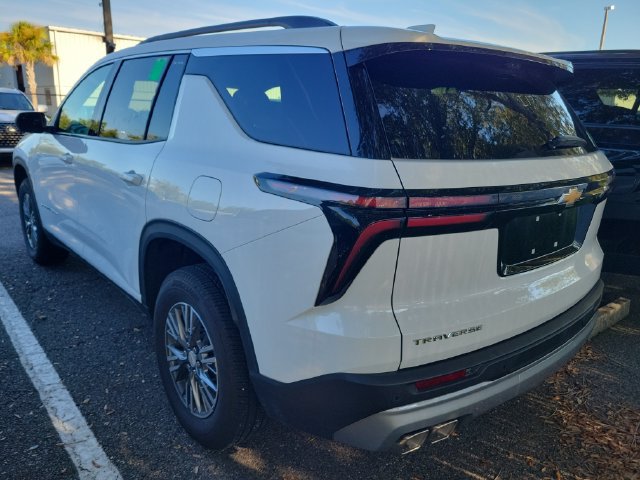 Used 2026 Chevrolet Traverse LT w/ Driver Confidence Package FWD image 4