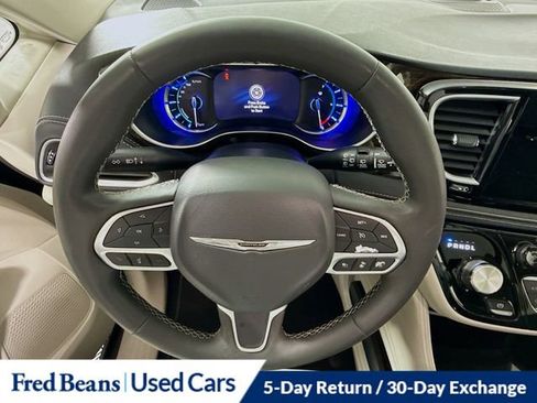 Used 2023 Chrysler Pacifica Limited FWD image 13