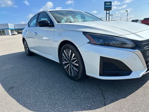 Used 2024 Nissan Altima 2.5 SV FWD image 1
