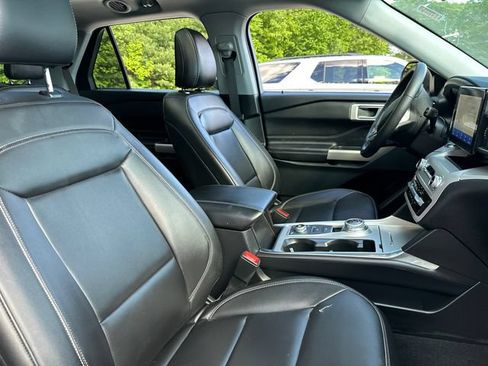 Used 2024 Ford Explorer XLT w/ Equipment Group 202A AWD/4WD image 19