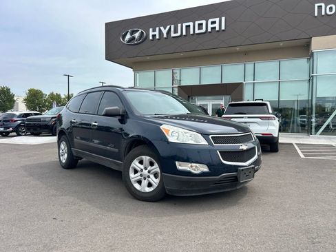 Used 2011 Chevrolet Traverse LS FWD image 2