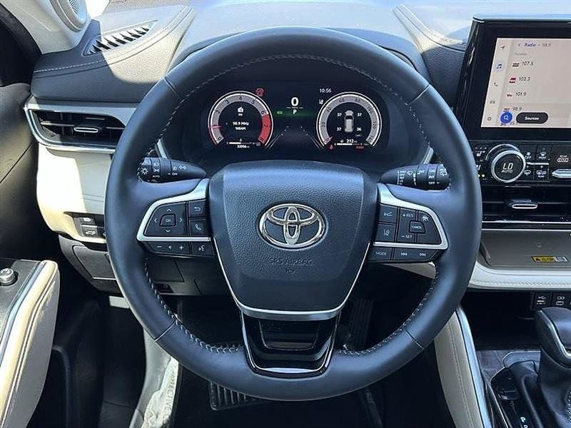 Used 2025 Toyota Highlander Limited FWD image 22