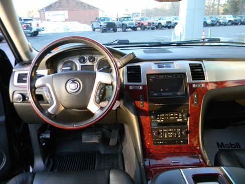 Used 2014 Cadillac Escalade Premium image 18