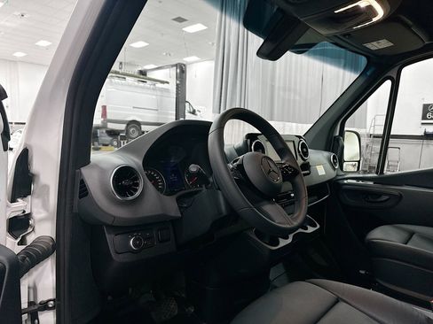 Used 2025 Mercedes-Benz Sprinter 2500 image 10