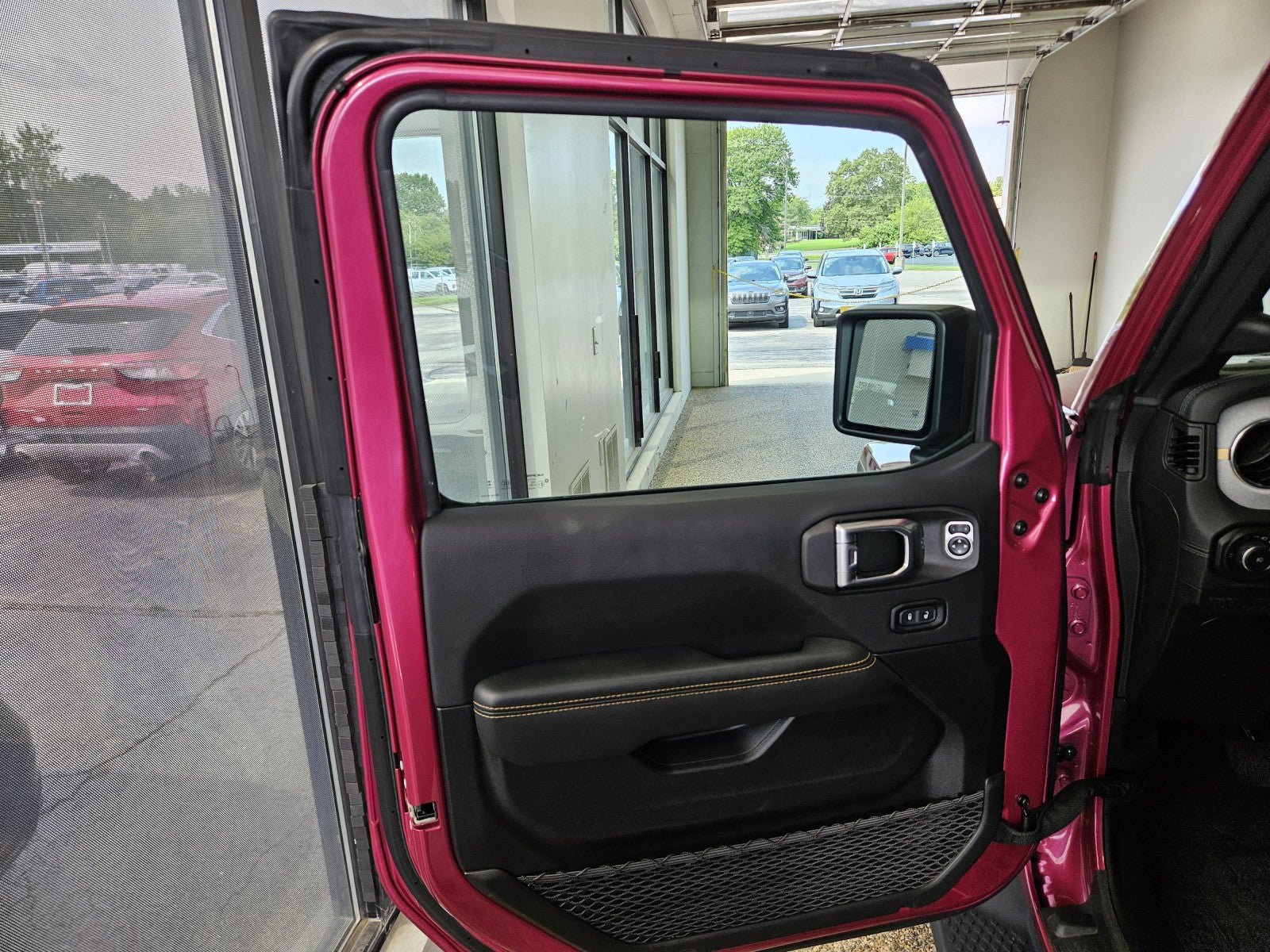 Used 2024 Jeep Wrangler Unlimited Sahara AWD/4WD image 17