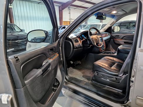 Used 2014 Chevrolet Suburban LT AWD/4WD image 15